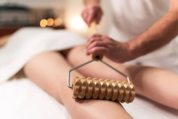Mulher Tendo Sessão Massagem Celulite Com Madero Terapia Terapeuta Profissional — Fotografia de Stock