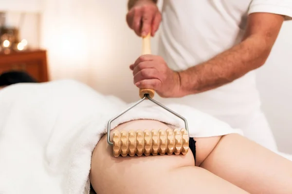 Terapia Madero Mulher Tratamento Massagem Celulite — Fotografia de Stock