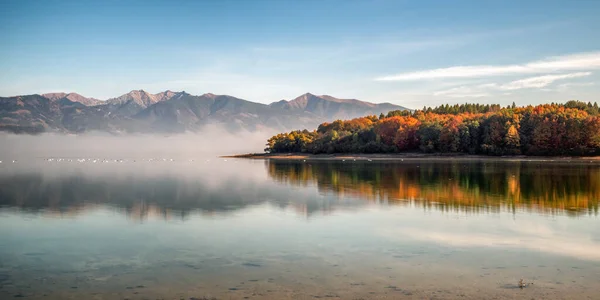 长期暴露在秋天全景景观中 斯洛伐克的Liptovska Mara湖和Western Tatras湖 — 图库照片
