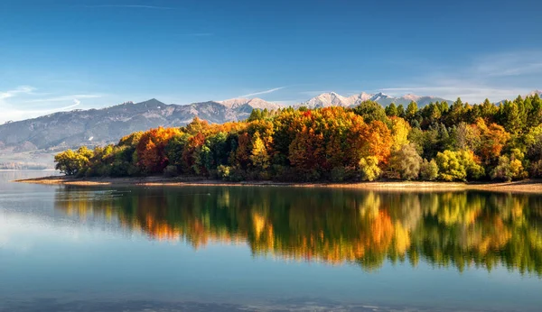 Panoramatická Podzimní Krajina Barevné Stromy Jezero Hory Pozadí Liptovské Jezero — Stock fotografie