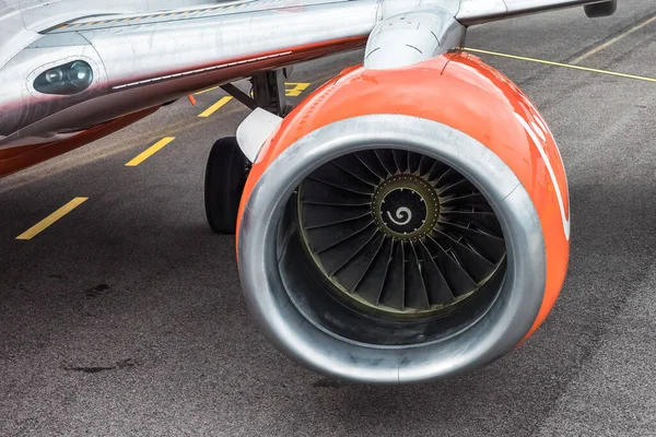 滑走路の翼下の民間航空機エンジン — ストック写真