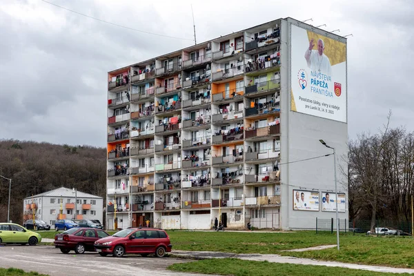 斯洛伐克科西策 2023年3月25日 科西策市Lunik Ix号定居点 内有被毁的罗姆人公寓 图库图片