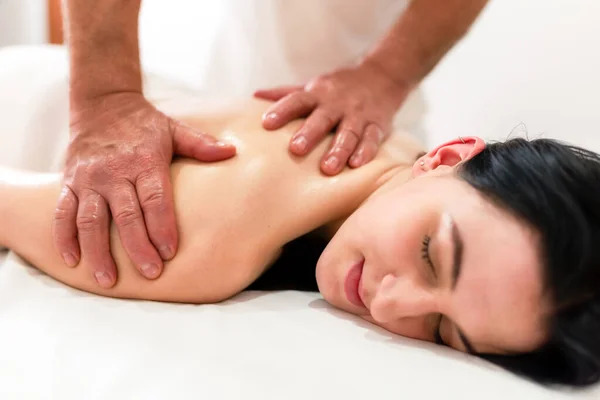 Mani Chiropratico Massaggiatore Fare Massaggio Rilassante Della Schiena Braccia Donna Immagine Stock