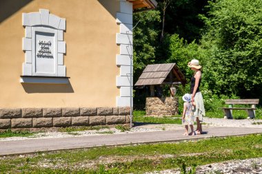 Staskov, Slovakya - 11 Haziran 2022: Staskov köyünde Slovak aktör Jozef Kroner 'in evine bakan insanlar