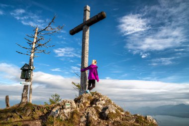 Sv. Anna, Sloakia 16 Ekim. 2022: Slovakya 'daki Pravnac tepesinde tahta haçla poz veren kız yürüyüşçü