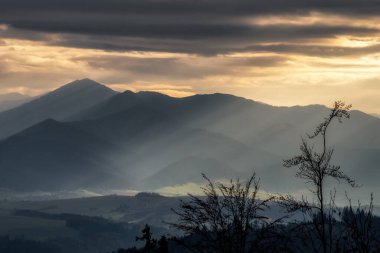 Akşam güneşleriyle dolu tepelerin ve dağların manzarası.