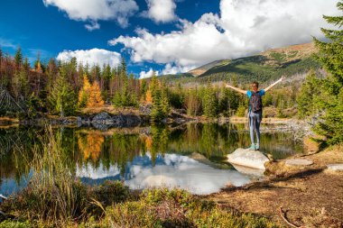 Slovakya 'daki High Tatras dağlarında güzel bir sonbahar gölü manzarası.