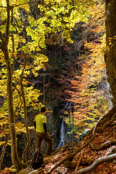 Caminhante Cachoeira Chamado Vodopad Klacky Floresta Outono Little Fatra Montanhas — Fotografia de Stock