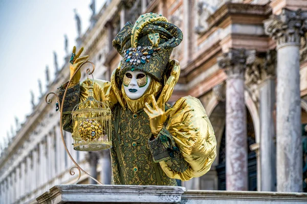 Venice Itália Fevereiro Pessoa Com Máscara Colorida Carnaval Tradicional Fevereiro — Fotografia de Stock