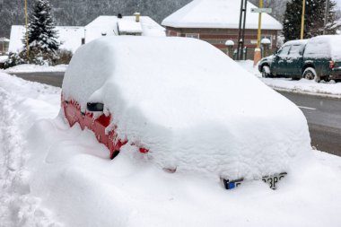 Araba karla kaplı. Şehirde sert kış.