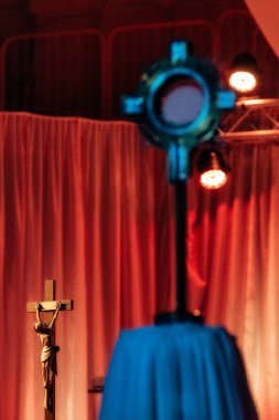 Çarmıha gerilmiş İsa 'nın heykelini ve ilahiyatını kutsa.-