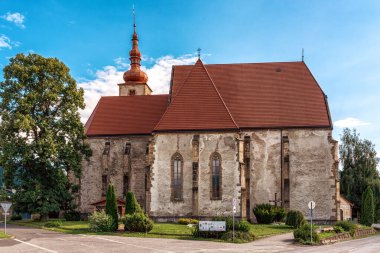 Liptovsky Mikulas, Slovakya - 8 Ağustos 2023: Alcantara 'daki Aziz Peter Kilisesi Lptovsky Mikulas