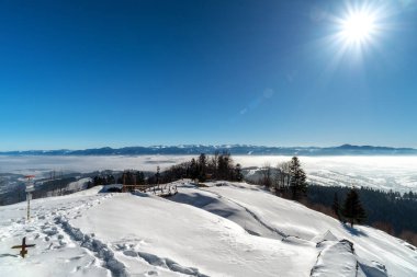 Liptovsky Şatosu sert kış boyunca karla kaplıydı..