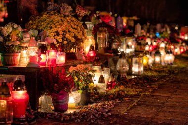 Mezarlıktaki mumlar ve mezarlıktaki mezar taşları. Tüm ruhlar günü.