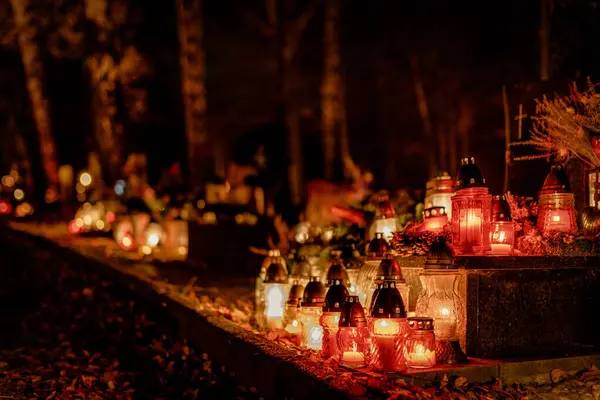 Lumânări Colorate Cimitir Ziua Tuturor Sfinților Timp Noapte — Fotografie, imagine de stoc
