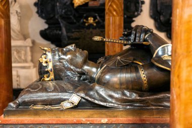 Polonya 'nın Krakow kentindeki Wawel katedralinde taçlı bir mezar..