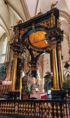 Krakow, Polonya - 10 Ağustos 2023: Krakow kentindeki Wawel katedralinde gümüş tabutla süslenmiş eski bir mezar