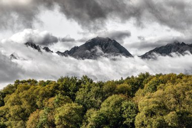 Slovakya 'daki Yüksek Tatras dağlarında Gerlachovsky tepesindeki bulutlar en yüksek Slovakya tepesidir