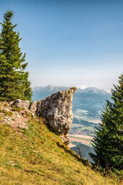 Slovakya 'nın Low Tatras dağlarındaki Poludnica tepesine bakış açısı.