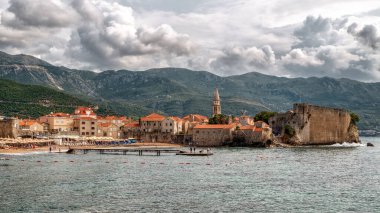 Budva, Karadağ - 31 Ağustos 2023: Karadağ 'ın Budva eski kenti yakınlarındaki plaj