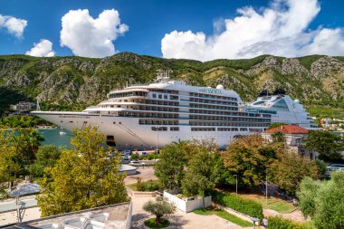 Kotor, Karadağ - 29 Ağustos 2023: Karadağ 'ın Kotor limanındaki lüks yolcu gemisi
