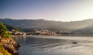 Karadağ 'da Becici tatil beldesi ve arka planda dağlarla