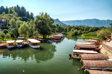 Virpazar, Karadağ - 25 Ağustos 2023: Karadağ 'ın Skadar Gölü üzerindeki Virpazar köyündeki küçük limanda tekneler