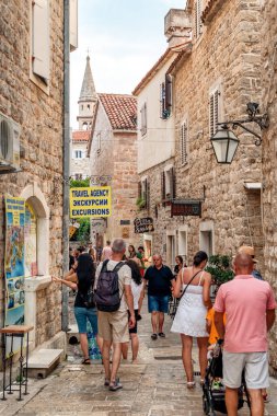Budva, Karadağ - 24 Ağustos 2023: Karadağ 'ın eski Budva kentinde insanlar yürüyor