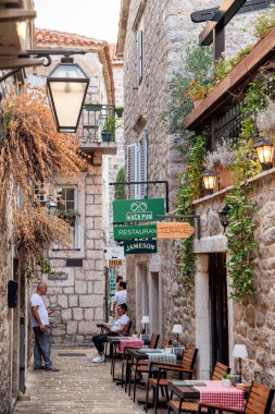 Budva, Karadağ - 24 Ağustos 2023: Karadağ 'ın Eski Budva kentindeki Restoran