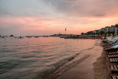 Budva, Karadağ - 24 Ağustos 2023: Karadağ 'daki tatil beldesi Budva üzerinde akşam gökyüzü