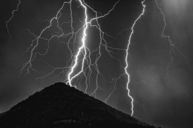 Thuderstorm. Yıldırım ve karanlık bulutlar. Renkli gökyüzü