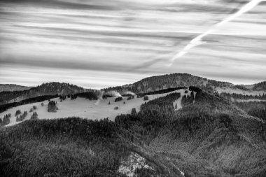 Slovakya 'daki Büyük Fatra dağlarında Malinne tepesinin üzerinde renkli turuncu gökyüzü.