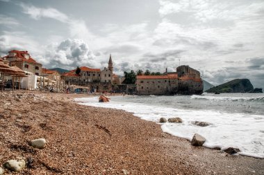 Budva, Karadağ - 31 Ağustos 2023: Karadağ 'ın Budva eski kenti yakınlarındaki plaj