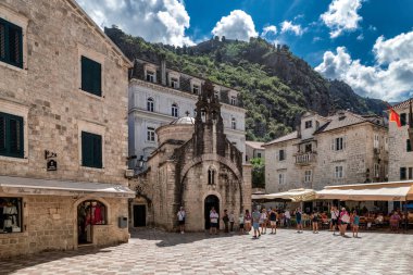 Kotor, Karadağ - 29 Ağustos 2023: Karadağ 'ın eski Kotor kentindeki tipik taş bina