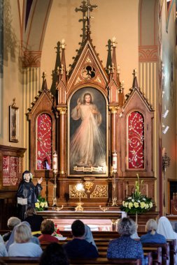 Krakow, Polonya - 11 Ağustos 2023: İlahi Merhamet, Aziz Faustina Kowalska tarafından başlatılan bağlılığa dayanan İsa Mesih 'in bir tasviri. Görüntü Legiewniki, Krakow, Polonya 'da