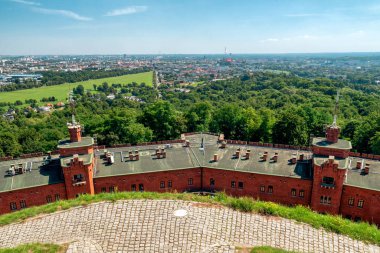 Krakow, Polonya - 12 Ağustos 2023: Kosciuszko Tepesi manzarası Krakow şehrinde yapay bir tepeciktir