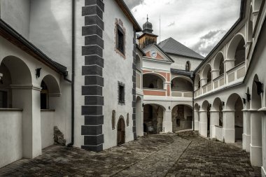 Slovenya 'nın Kasesi' ndeki avlu Luca.