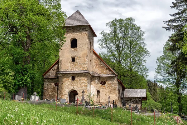 Zazriva, Slovakya - 21 Mayıs 2023: Zazriva köyündeki eski Katolik Azizler Kilisesi kalıntıları