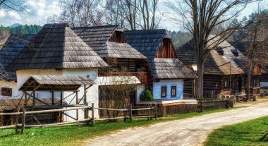 Martin 'deki Slovak köyünün müzesindeki eski kır evleri. Halk mimarisi
