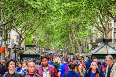 Barselona, İspanya - 19 Nisan 2017: Kalabalık ünlü sokak La Rambla turistlerle dolu
