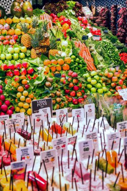 Barselona, İspanya - 19 Nisan 2017: Pazarda taze meyve ve sebze