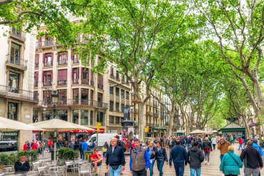 Barselona, İspanya - 19 Nisan 2017: Kalabalık ünlü sokak La Rambla turistlerle dolu