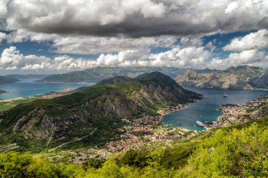 Karadağ 'da güzel dağları, Adriyatik denizi ve Kotor kasabası olan Kotor Körfezi.