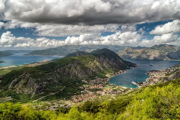 Karadağ 'da güzel dağları, Adriyatik denizi ve Kotor kasabası olan Kotor Körfezi.