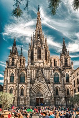 Barselona, İspanya - 19 Nisan 2017: Barselona Katedrali önünde bir sürü turist