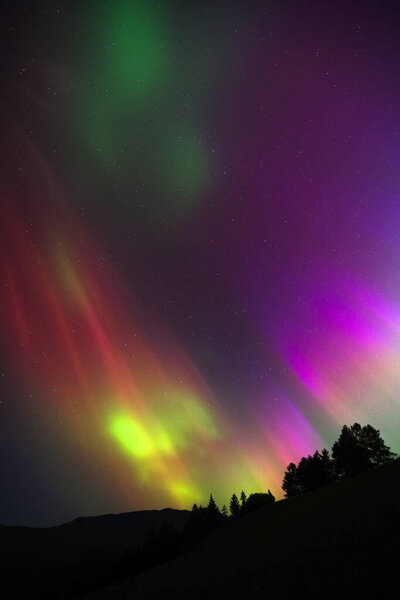 Aurora borealis, Северное сияние с силуэтом гор.
