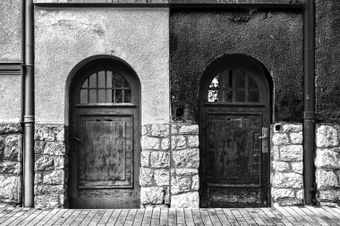 İki seçenek arasında seçim yapmak. İki farklı kapı. Yolunu seç.