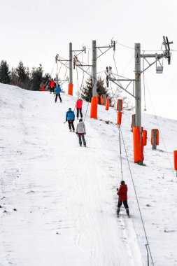 Ruzomberok, Slovakya - 4 Ocak 2025: Slovakya 'daki Malino Brdo tatil beldesinde kayakçılar