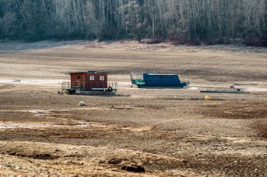Susuz bir göldeki yüzen evler. Slovakya 'daki Liptovska Gölü Mara
