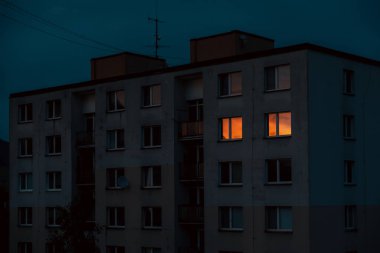 Düz pencerenin üzerinde turuncu renkli gökyüzünün yansıması